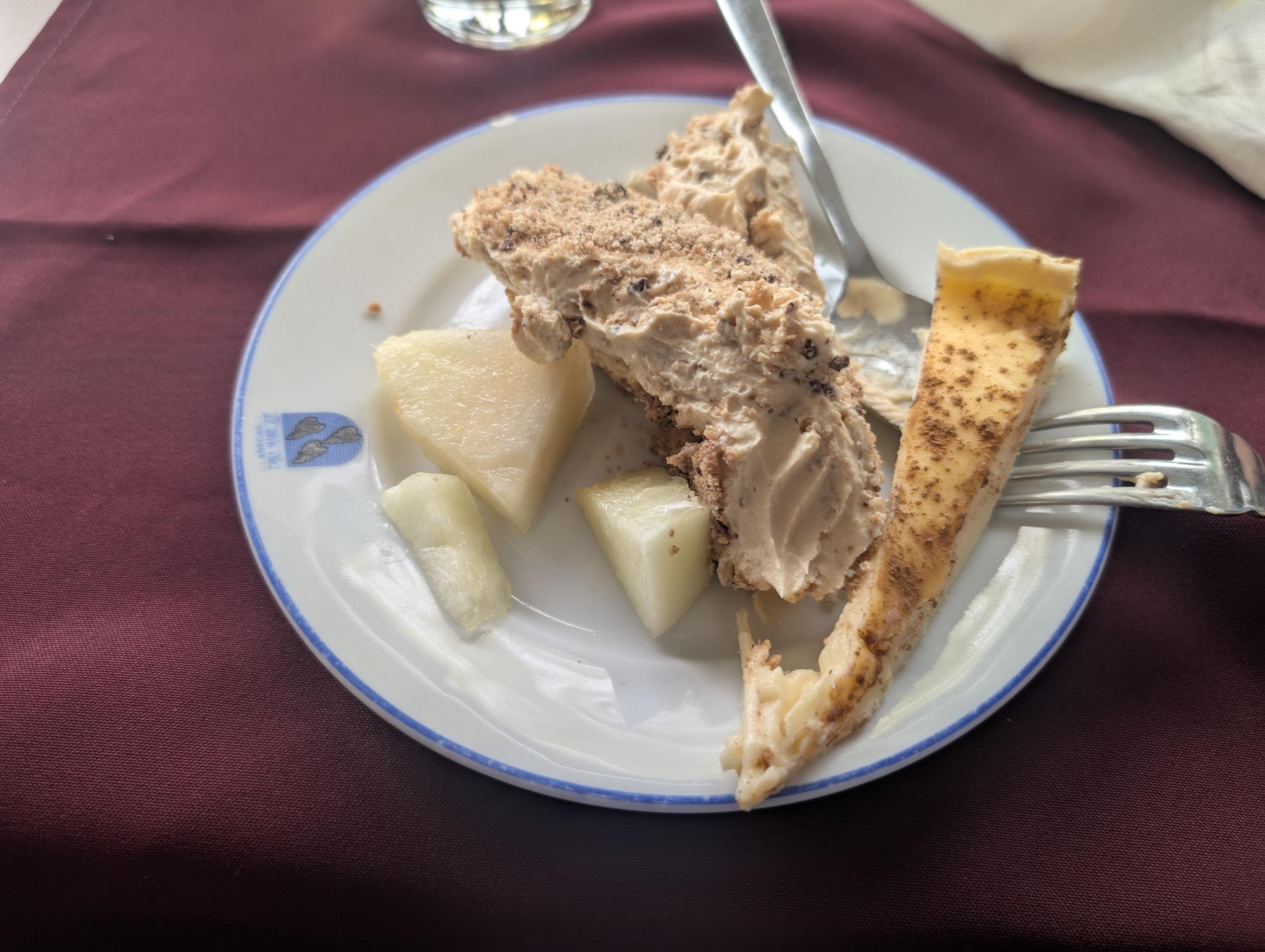 Ein Dessertteller mit Doce da Casa und Honigmelone